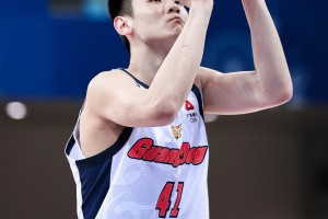 b体育官方下载-媒体人：王洪泽用稚嫩肩膀扛起广东脆弱内线 他值得更多时间&amp;机会