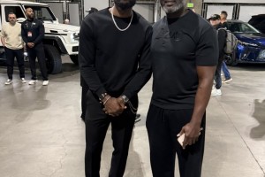 b体育官网-让詹姆斯看起来很小只🤣阿杜·蒂耶罗父亲晒照：我和GOAT🐐