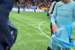 b体育官方下载-前拜仁队友！穆勒与J罗首次在美职联赛场对阵，赛后交换球衣